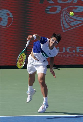Chung Hyeon of South Korea serves the ball during his men&apos;s doubles semifinals match with Kwon Soon-woo against Nicolas Barrientos of Colombia and Miguel Angel Reyes-Varela of Mexico at the ATP Eugene Korea Open at Olympic Park Tennis Center in Seoul on Oct. 1, 2022, in this photo provided by the tournament organizing committee. (PHOTO NOT FOR SALE) (Yonhap)