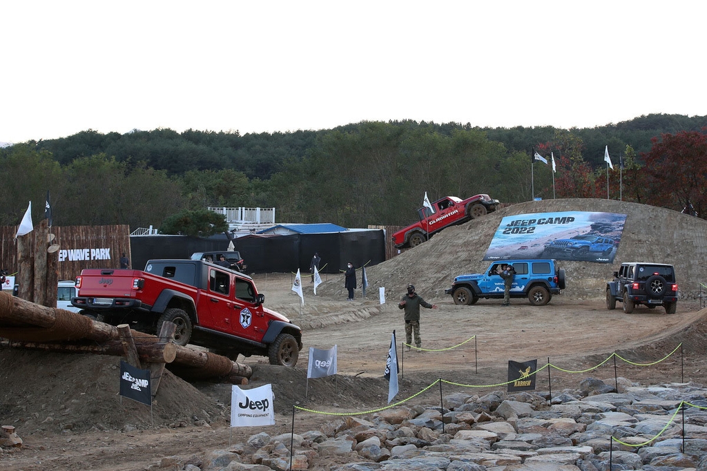 This photo taken on Oct. 20, 2022 shows Jeep SUVs during the Jeep Camp 2022 media event held at the Yangyang Auto Camping site in Yangyang, Gangwon Province. (PHOTO NOT FOR SALE)(Yonhap)