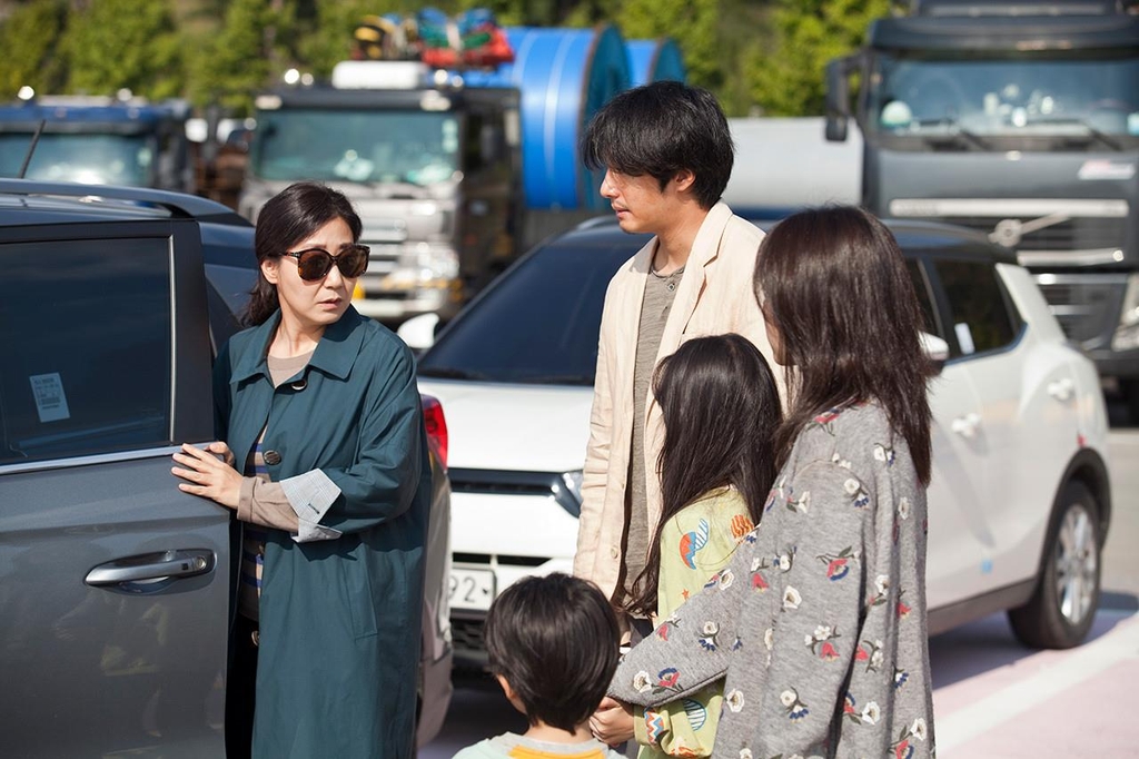 A scene from the movie "Highway Family" is seen in this image provided by distributor CGV. (PHOTO NOT FOR SALE) (Yonhap)