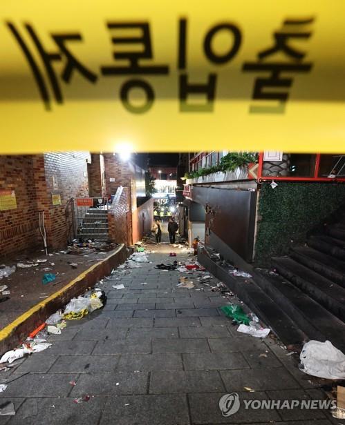A police line blocks entry to an alley in Itaewon district in Seoul where a stampede during Halloween parties killed at least 147 people and injured 76 others. (Yonhap)