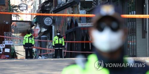 Police stand guard on Oct. 31, 2022, around the scene of the tragic crowd crush in Seoul's Itaewon district on Oct. 29. (Yonhap)