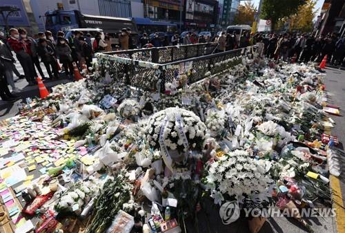 A sea of flowers and condolence gifts offered by mourning citizens lie around an exit of Itaewon Station on Nov. 2, 2022. (Yonhap) 