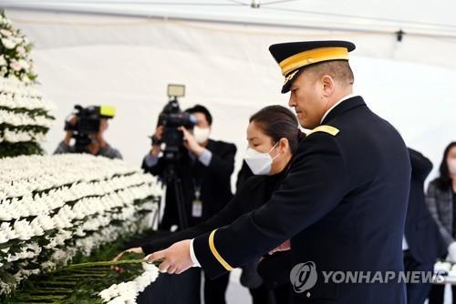 Loyd Brown, commander of U.S. Army Garrison Yongsan-Casey, pays tribute at a joint memorial altar for the victims of a crowd crush in Seoul's Itaewon district at a square in front of a subway station near the scene of the accident on Oct. 31, 2022. (Pool photo) (Yonhap)