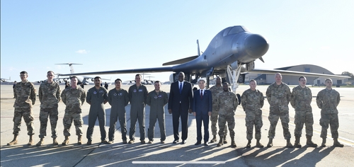 S. Korean, U.S. defense chiefs visit U.S. air base with B-1, B-52 bombers