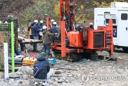 (LEAD) 2 trapped miners walk out alive after 9 days