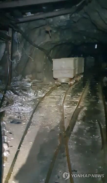This photo provided by fire authorities on Nov. 4, 2022, shows a place inside a tunnel where two miners waited for rescue after being trapped. (PHOTO NOT FOR SALE) (Yonhap)