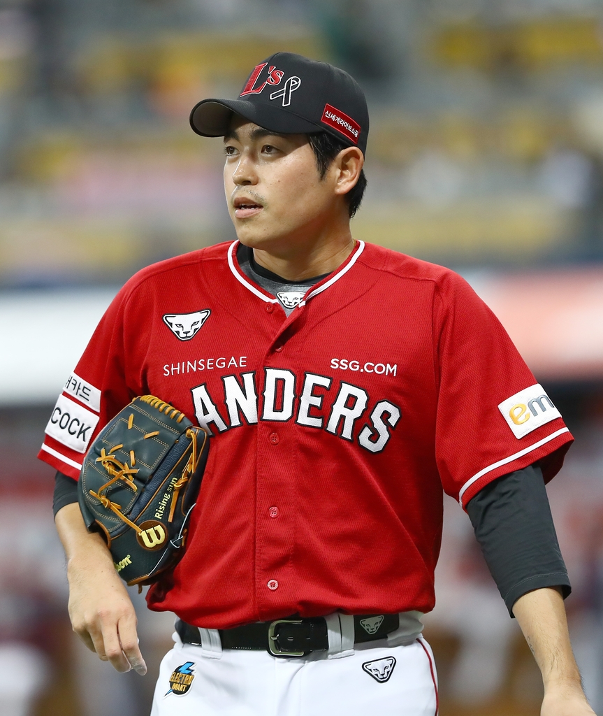 Lee Tae-yang of the SSG Landers returns to the dugout after retiring the side against Kiwoom Heroes during the bottom of the eighth inning of Game 4 of the Korean Series at Gocheok Sky Dome in Seoul on Nov. 5, 2022, in this photo provided by the Landers. (PHOTO NOT FOR SALE) (Yonhap)
