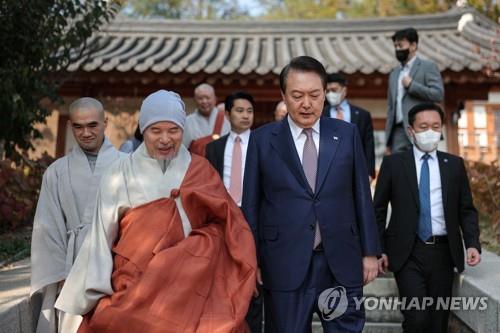 (LEAD) Yoon meets with Buddhist, Christian leaders to seek advice after Itaewon tragedy