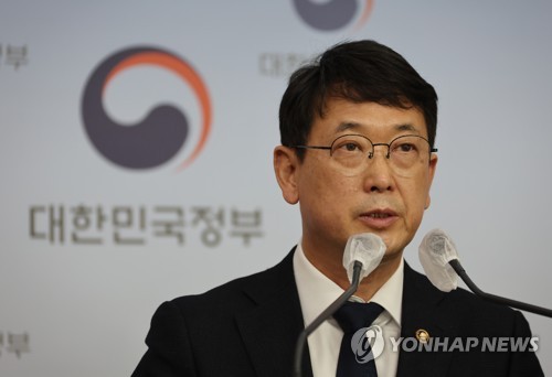 Choi Eung-chon, head of the Cultural Heritage Administration, speaks during a press briefing on ways to reform the country's regulations related with cultural heritage management at the government building in Seoul on Nov. 4, 2022. (Yonhap)