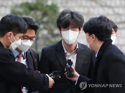 Lawyer Nam Wook speaks to reporters before attending a hearing on the Daejang-dong scandal at the Seoul Central District Court in southern Seoul on Nov. 21, 2022. (Yonhap)