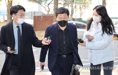 Lee Im-jae, who formerly headed Yongsan Police Station covering the Itaewon district, enters a special investigation team building in western Seoul as a suspect on Nov. 24, 2022, for questioning over the crowd crush in Itaewon. (Yonhap)