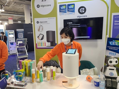 In this file photo, Joung Ji-won, the founder of Algocare Lab, arranges products at a booth at Eureka Park CES 2022 in Las Vegas on Jan. 6, 2022. (Yonhap)