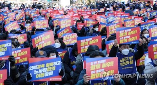  Unionized Seoul Metro workers go on strike; few disruptions reported during morning rush hour