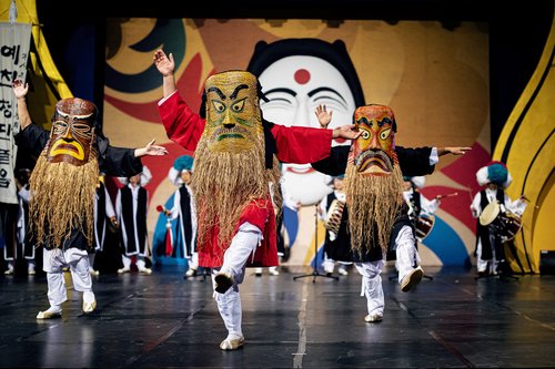 This undated photo provided by the Cultural Heritage Administration shows dancers performing a traditional Korean mask dance. (PHOTO NOT FOR SALE) (Yonhap)