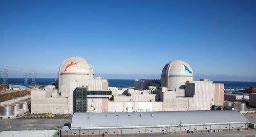 한국은 새로운 원자로 건설을 기념하는 행사를 개최합니다
