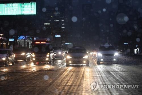 Cars move slowly on a motorway in Seoul on Dec. 21, 2022. (Yonhap)