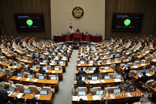Lawmakers vote on a revision to the state-run Korea Electric Power Corp. (KEPCO) Act during a plenary session of the National Assembly in Seoul on Dec. 28, 2022. (Yonhap)