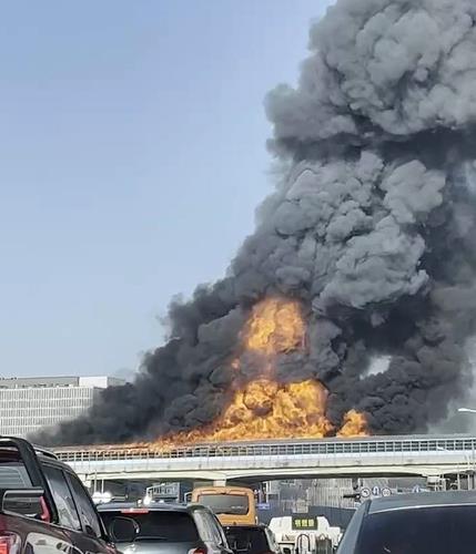 This photo of a fire on an expressway in Gwacheon is provided by a news reader. (PHOTO NOT FOR SALE) (Yonhap)