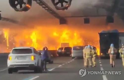This photo of a fire on an expressway in Gwacheon on Dec. 29, 2022, is provided by a news reader. (PHOTO NOT FOR SALE) (Yonhap)