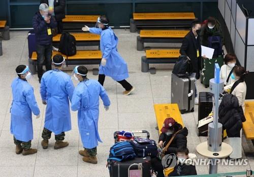 Quarantine officials guide travelers at Incheon International Airport's Terminal 1, west of Seoul, on Jan. 3, 2023. (Yonhap)