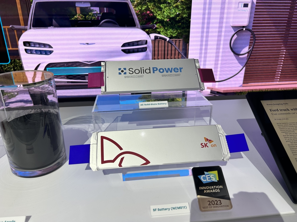 This photo shows the prototype of a solid-state battery cell developed by U.S. startup Solid Power Inc. at SK's CES booth in the Las Vegas Convention and World Trade Center in Las Vegas on Jan. 3, 2023. SK has invested US$30 million in the Colorado company under the partnership to work on the development and production of the next-generation battery. (Yonhap) 