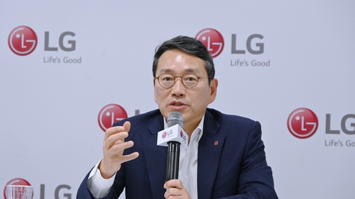 LG Electronics CEO Cho Joo-wan talks during a press briefing on Jan. 6, 2023, the second day of CES 2023 in Las Vegas, in this photo provided by the company. (PHOTO NOT FOR SALE) (Yonhap)