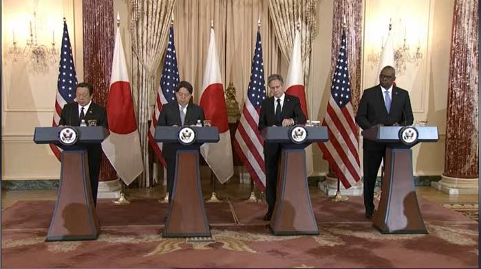 En esta imagen capturada, se ve a los principales diplomáticos de Estados Unidos y Japón en una conferencia de prensa conjunta en el Departamento de Estado de Estados Unidos en Washington, DC, el 11 de enero de 2023.  Ellos son (desde la derecha) el Secretario de Defensa de los EE. UU., Lloyd Austin, el Secretario de Estado de los EE. UU., Antony Blinken, el Ministro de Relaciones Exteriores de Japón, Yoshimasa Hayashi, y el Ministro de Defensa de Japón, Yasukazu Hamada.  (Yonhap)