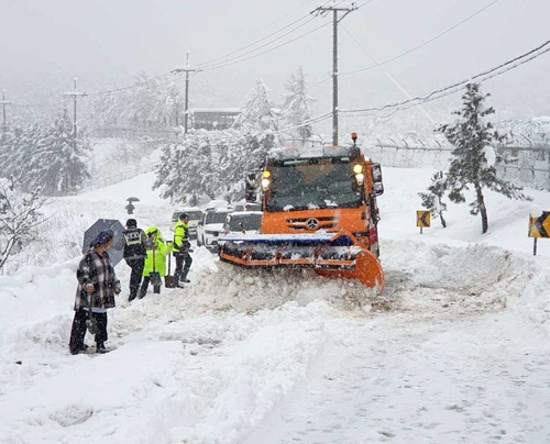 (LEAD) At least 3 injured, over 100 traffic accidents reported on heavy snowfall in Gangwon province