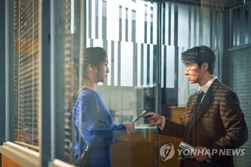 A scene from the Korean film "Decision to Leave" is seen in this photo provided by its distributor CJ ENM. (PHOTO NOT FOR SALE) (Yonhap) 