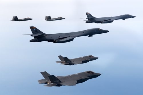 (LEAD) S. Korea, U.S. hold combined air drills, involving B-1B bombers, F-22, F-35 stealth fighters: defense ministry