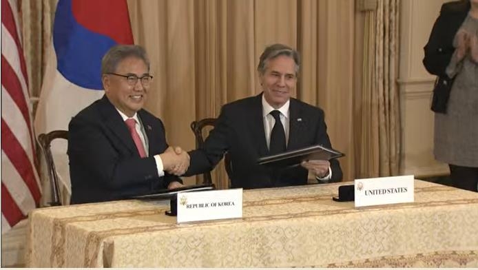 South Korean Foreign Minister Park Jin (L) and U.S. Secretary of State Antony Blinken are seen shaking hands after signing an agreement on bilateral cooperation in science and technology after holding talks at the state department in Washington on Feb. 3, 2023 in this captured image. (Yonhap)