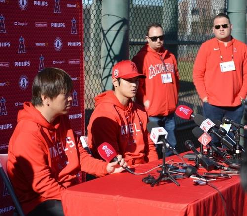 Shohei Ohtani of the Los Angeles Angels (2nd from L) speaks to reporters at Tempe Diablo Stadium in Tempe, Arizona, on Feb. 16, 2023. (Yonhap)