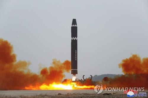 Esta foto, publicada por la Agencia de Noticias Central de Corea oficial de Corea del Norte el 19 de febrero de 2023, muestra el lanzamiento de un misil balístico intercontinental Hwasong-15 por parte del Norte en un ángulo inclinado el día anterior.  (Para uso exclusivo en la República de Corea. Sin redistribución) (Yonhap)