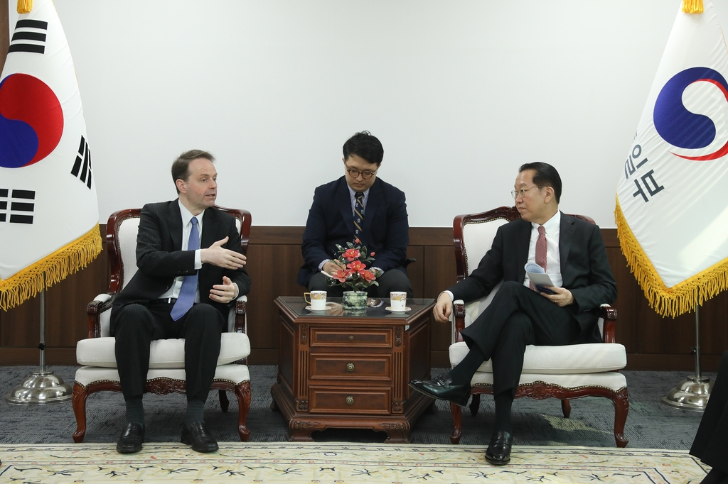 Esta foto, proporcionada por el Ministerio de Unificación el 8 de marzo de 2023, muestra al Ministro de Unificación Kwon Young-se (R) reuniéndose con el Embajador británico en Corea del Norte, David Ellis (L) en su oficina en Seúl.  (FOTO NO A LA VENTA) (Yonhap)