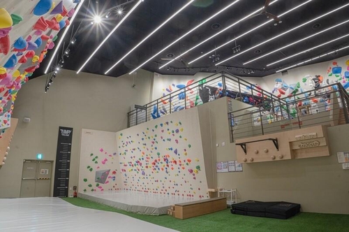 Peakers, an indoor climbing gym made through a renovation of CGV Guro's auditoriums, is seen in this photo provided by multiplex operator CJ CGV. (PHOTO NOT FOR SALE) (Yonhap)