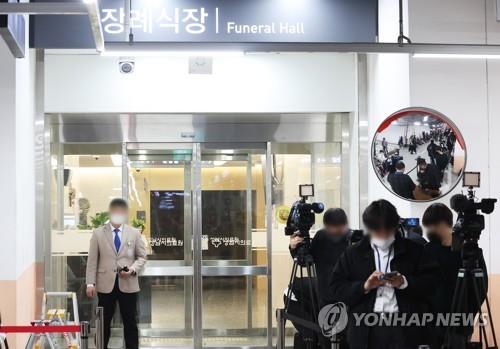The photo shows the mortuary of opposition leader Lee Jae-myung's former chief of staff in Seongnam, south of Seoul, on March 10, 2023. (Yonhap)