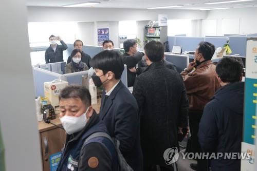 Police investigators search a regional chapter office of the Korean Construction Workers Union in the western Seoul ward of Mapo on March 14, 2023, over alleged illegal activities at construction sites. (Yonhap)