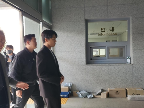 Actor Yoo Ah-in enters the Seoul Metropolitan Police Agency building in Seoul on March 27, 2023. (Yonhap) 