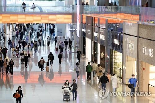 This file photo shows the duty-free zone of Terminal 2 at Incheon International Airport, west of Seoul, on March 2, 2023. (Yonhap)