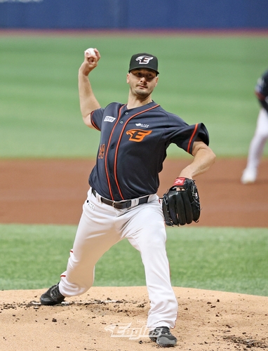 Hanwha Eagles starter Burch Smith pitches against the Kiwoom Heroes during a Korea Baseball Organization regular season game at Gocheok Sky Dome in Seoul on April 1, 2023, in this photo provided by the Eagles. (PHOTO NOT FOR SALE) (Yonhap)