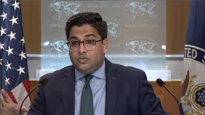 En esta imagen capturada, se ve a Vedant Patel, principal portavoz adjunto del Departamento de Estado, respondiendo preguntas durante una conferencia de prensa diaria en el departamento en Washington el 21 de abril de 2023.  (Yonhap)