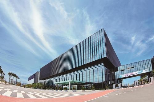 (LEAD) Samsung Biologics Q1 net income falls due to one-off factor
