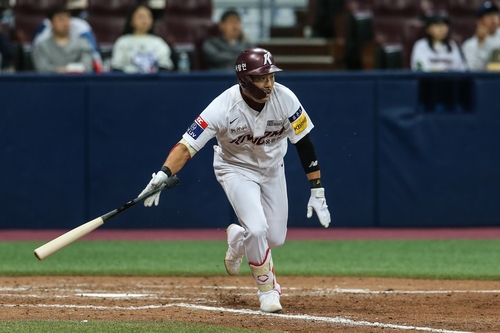 LEAD) Twins rout sloppy Bears in 1st rival showdown of KBO season