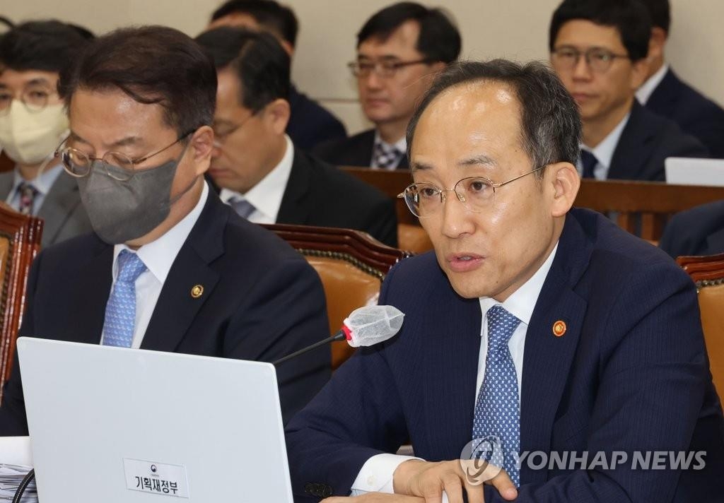 This photo taken on May 22, 2023, shows Finance Minister Choo Kyung-ho (R) answering a question from a lawmaker at a Strategy and Finance Committee meeting at the National Assembly in Yeouido, Seoul. (Yonhap)