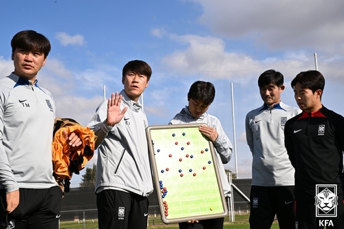 Kim Eun-jung (2nd from L), head coach of the South Korean men's under-20 national football team, prepares for a training session for the FIFA U-20 World Cup at Club Deportivo Cruz Training Center in Mendoza, Argentina, on May 24, 2023, in this photo provided by the Korea Football Association. (PHOTO NOT FOR SALE) (Yonhap)