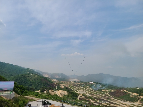 South Korea and the United States stage the Combined Joint Live-Fire Exercise in Pocheon, 52 kilometers northeast of Seoul, on May 25, 2023. (Yonhap)
