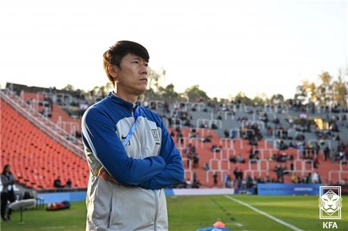 South Korea head coach Kim Eun-jung awaits the start of a Group F match against Honduras at the FIFA U-20 World Cup at Estadio Malvinas Argentinas in Mendoza, Argentina, on May 25, 2023, in this photo provided by the Korea Football Association. (PHOTO NOT FOR SALE) (Yonhap)