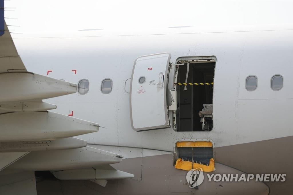 This photo shows Asiana Airlines' A321-200 aircraft after landing at Daegu International Airport in Daegu, 237 kilometers southeast of Seoul, with the emergency door open right before landing at the airport. (Yonhap)