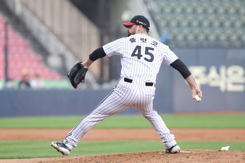 14th June, 2023. Baseball: Samsung Lions vs. LG Twins LG Twins starter Adam  Plutko throws a pitch during a Korea Baseball Organization regular season  game against the Samsung Lions at Jamsil Baseball