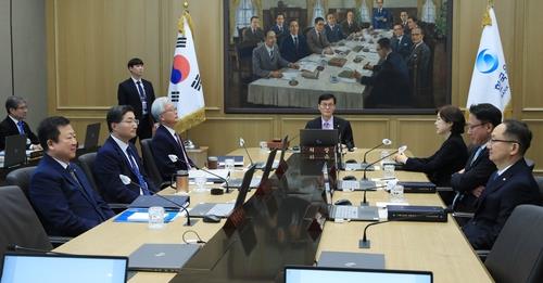 BOK to maintain restrictive policy amid uncertainties: report | Yonhap ...